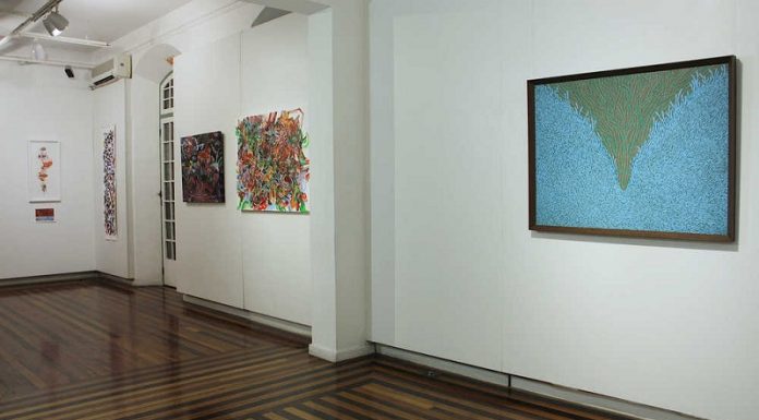 quadros em uma exposição na fundação cultural badesc aberta para visitação