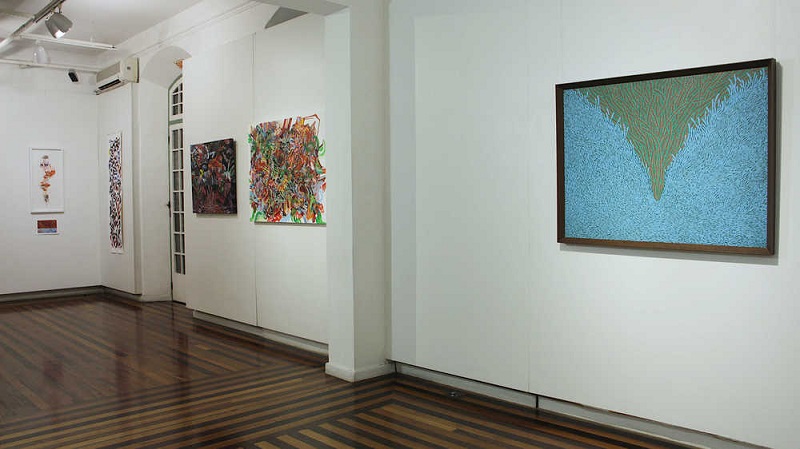 quadros em uma exposição na fundação cultural badesc aberta para visitação