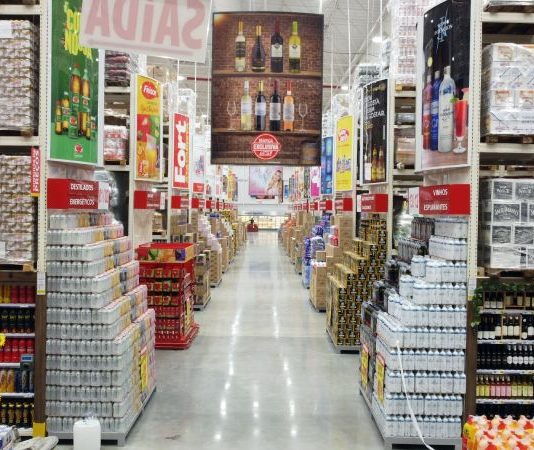 Rede atacadista seleciona 240 candidatos nesta terça-feira corredores com produtos organizados - rede fort atacadista seleciona candidatos