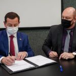 eron giordani e marudo de nadal usam máscara enquanto o primeiro assina documento de repasses aos municípios