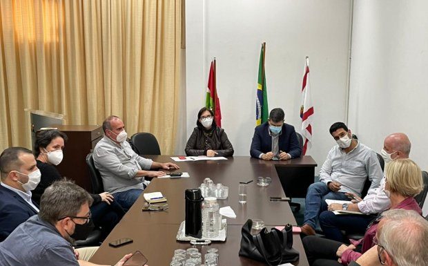 Estado fará eventos-testes com novos protocolos para retomada do setor grupo reunido em redor de mesa, todos usando máscaras - estudo sobre eventos-testes em sc