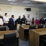 veradores e prefeito de são josé em pré alinhados com o diretor da prf, todos de máscara, no plenário da câmara