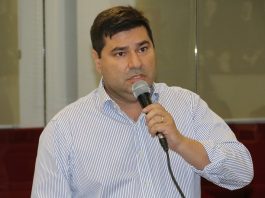 vereador nardi arruda fala ao microfone