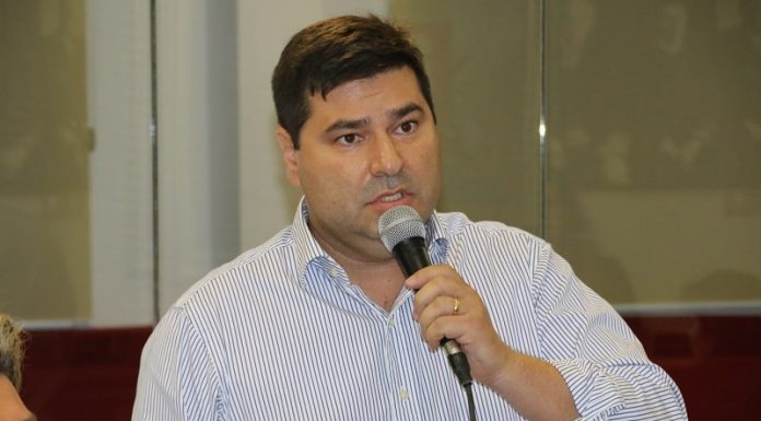Câmara de São José aprova projeto de lei que proíbe radar portátil vereador nardi arruda fala ao microfone