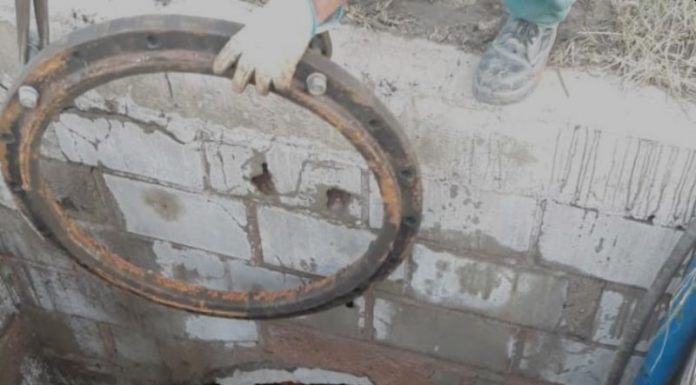 Peça de ligamento de adutoras que quebrou é substituida e abastecimento na capital deve normalizar homnes dentro de uma galeria funda com água onde passa adutora com a peça substuída