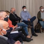homens sentados em roda usando máscaras para debate sobre pessoas em situação de rua em campinas, são josé