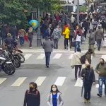 Municípios da região metropolitana têm queda no número de casos ativos de Covid - pessoas andando no centro de florianópolis