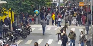 Municípios da região metropolitana têm queda no número de casos ativos de Covid - pessoas andando no centro de florianópolis