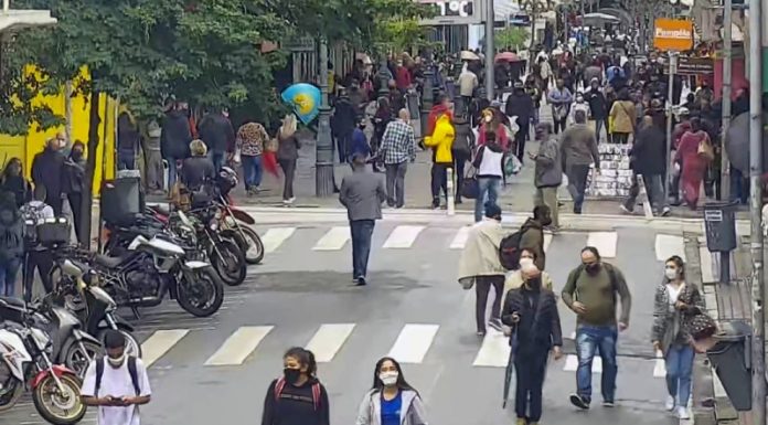 Municípios da região metropolitana têm queda no número de casos ativos de Covid Municípios da região metropolitana têm queda no número de casos ativos de Covid - pessoas andando no centro de florianópolis