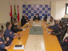 Em uma mesa comprida, 11 representantes do município de São José discutem ações de segurança no município, eles fazem parte do gabinete de gestão integrada.