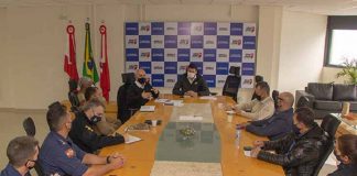 Em uma mesa comprida, 11 representantes do município de São José discutem ações de segurança no município, eles fazem parte do gabinete de gestão integrada.