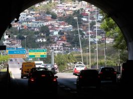 Trânsito do túnel Antonieta de Barros terá alterações na próxima semana túnel antonieta de barros visto de dentro com carros passando e casas no morro ao fundo