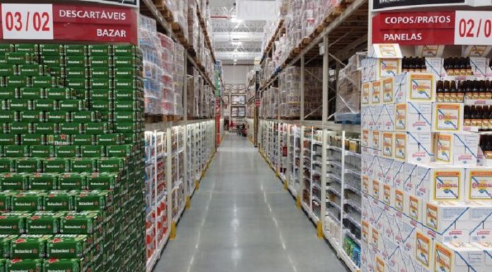 Rede de supermercado abre vagas de emprego para lojas na Grande Florianópolis corredor de um supermercado com produtos nas prateleiras. A rede Fort Atacadista está com vagas de emprego abertas na Grande Florianópolis