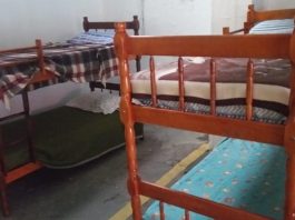 uma foto em diagonal mostra dois beliches, as quatro camas fazem parte do acolhimento para pessoas em situação de rua em Florianópolis