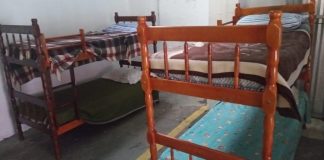 uma foto em diagonal mostra dois beliches, as quatro camas fazem parte do acolhimento para pessoas em situação de rua em Florianópolis