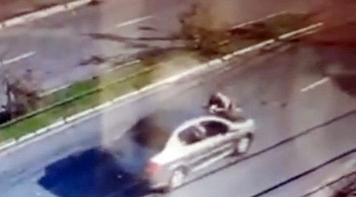 Policial é atropelado em blitz no Saco dos Limões Imagens da câmera de segurança mostra um carro cinza na pista com o PM do capô, ele foi arrastado no momento da abordagem em uma blitz.