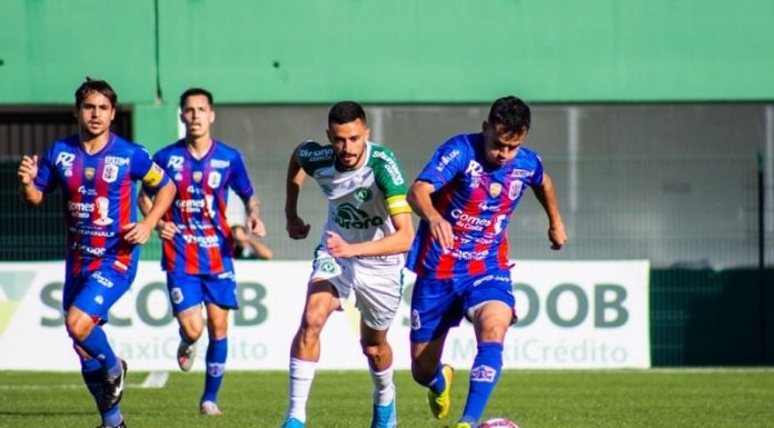 joador da chapecoense corre atrás da bola com outros três jogadores do marcílio dias