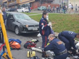 Acidente entre carro e moto na Av. das Torres deixa duas vítimas graves atendimento ao grave acidente na av das torres - profissionais do samu em volta da vítima no chão