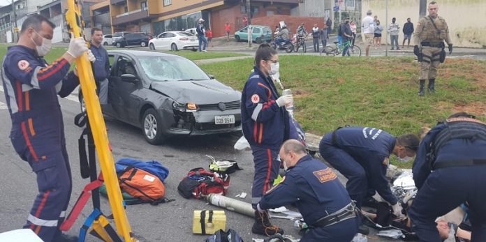 Acidente entre carro e moto deixou os ocupantes da moto gravemente feridos - CBM/Divulgação/CSC atendimento ao grave acidente na av das torres - profissionais do samu em volta da vítima no chão
