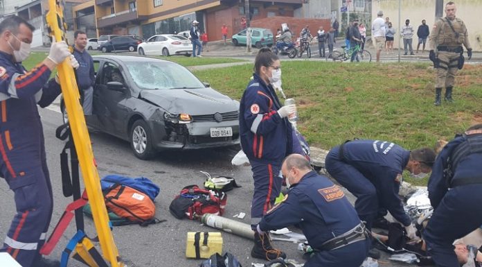 atendimento ao grave acidente na av das torres - profissionais do samu em volta da vítima no chão
