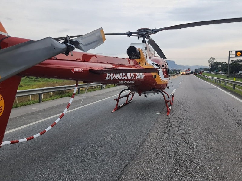 helicóptero arcanjo pousado sobre pista da rodovia br 101 em palhoça