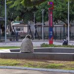 Prefeitura de São José promove ação de abordagem social - homem enrolado em cobertor sentado em praça