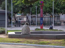 Prefeitura de São José promove ação de abordagem social - homem enrolado em cobertor sentado em praça