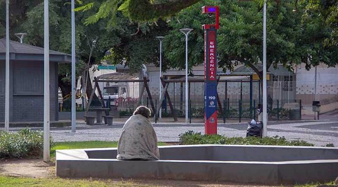 Prefeitura de São José promove ação de abordagem social - homem enrolado em cobertor sentado em praça