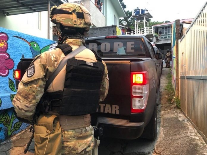 No Morro da Mariquinha, 25 são presos por tráfico e associação criminosa