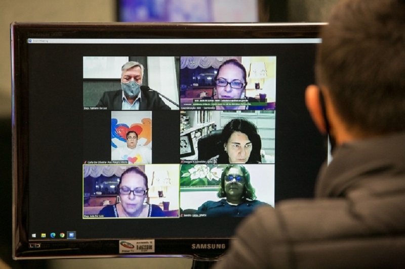 uma tela de computador mostra uma audiência virtual da alesc, que nesta semana teve o avanço de projetos importantes
