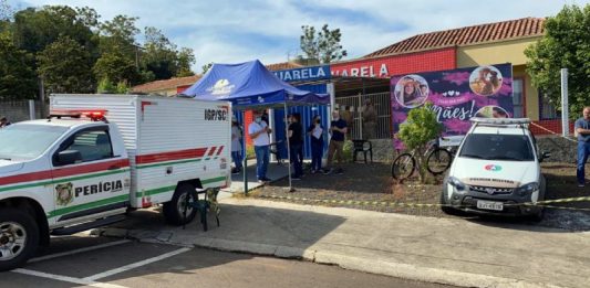 caminhão do igp em frente à creche aquarela após o atentado em saudades
