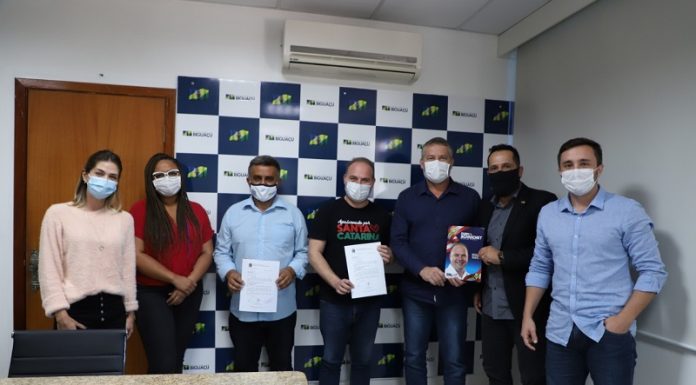 Biguaçu recebe R$ 900 mil para construção da UBS Saveiro Sete pessoas lado a lado, usando máscaras, em ato simbólico de entrega de valor para construção da UBS Saveiro