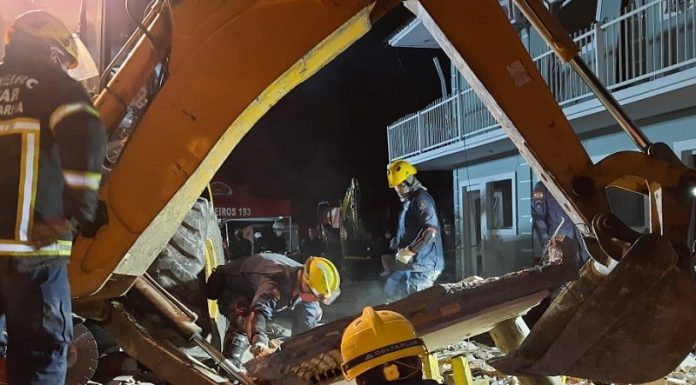 Mulher é encontrada sem vida sob escombros de casa que desabou em explosão bombeiros usam retroescavadiera para procurar por mulher embaixo dos escombors do imóvel que explodiu