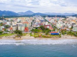 praia de canasvieiras e bairro em foto aérea - Prefeitura de Florianópolis não pode permitir novas construções sobre restinga em Canasvieiras