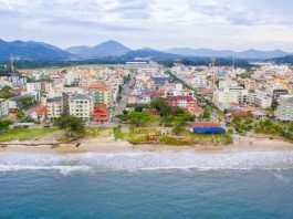 Decisão judicial suspende ampliação de áreas de preservação de restingas em SC praia de canasvieiras e bairro em foto aérea - Prefeitura de Florianópolis não pode permitir novas construções sobre restinga em Canasvieiras