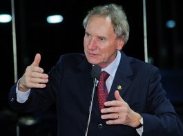 Morre Casildo Maldaner, ex-governador de Santa Catarina, aos 79 anos Em registro do senado, Casildo Maldaner aparece de cabelos brancos, pele branca, terno escuro e gravata vermelha, gesticulando com as mãos em frente a um microfone