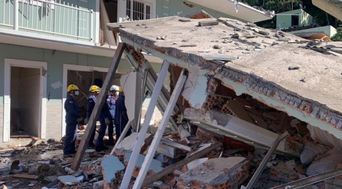 Explosão destrói imóvel em Jurerê - bombeiros buscam vítima sob escombros