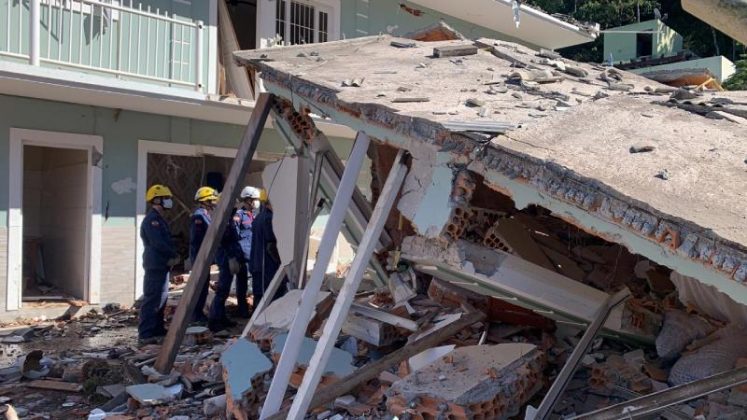 Explosão destrói imóvel em Jurerê - bombeiros buscam vítima sob escombros