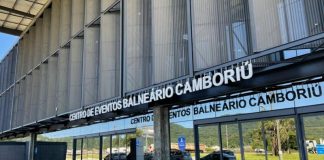 Foto na entrada do centro de eventos de Balneário Camboriú, identificado em letreiros. No processo de licitação, um consórcio formado pelo grupo petry foi o único interessado na gestão do centro.