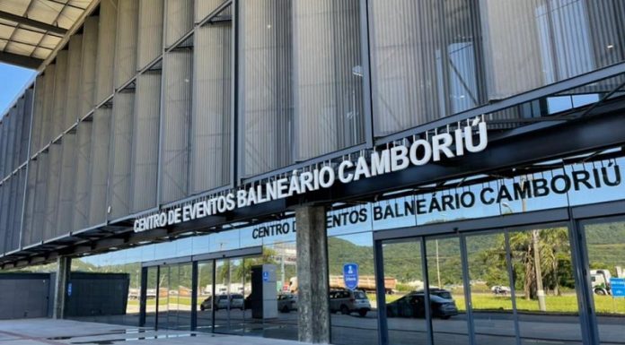 Foto na entrada do centro de eventos de Balneário Camboriú, identificado em letreiros. No processo de licitação, um consórcio formado pelo grupo petry foi o único interessado na gestão do centro.