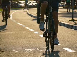 Decreto flexibiliza medidas contra a Covid-19 por duas semanas em SC pessoas andando de bicicleta na beira-mar - Decreto estadual mantém medidas contra a Covid-19, mudança nas competições esportivas de rua