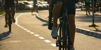 pessoas andando de bicicleta na beira-mar - Decreto estadual mantém medidas contra a Covid-19, mudança nas competições esportivas de rua
