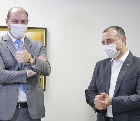 de nadal de moisés de pé com máscaras; da nadal faz sinal de positivo; moisés parece estar sorridente - governador pede derrubada de veto