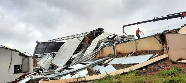 galpão tombado e destelhado - Defesa Civil confirma passagem de tornado em Campos Novos