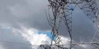 torre de transmissão de energia tombada e retorcida - Defesa Civil confirma passagem de tornado em Campos Novos