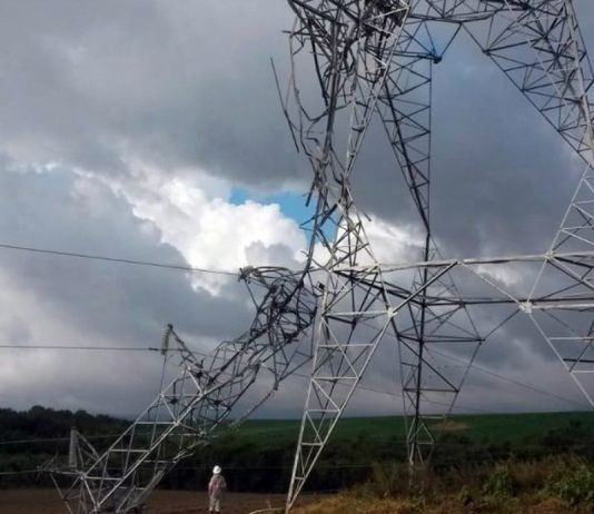 torre de transmissão de energia tombada e retorcida - Defesa Civil confirma passagem de tornado em Campos Novos