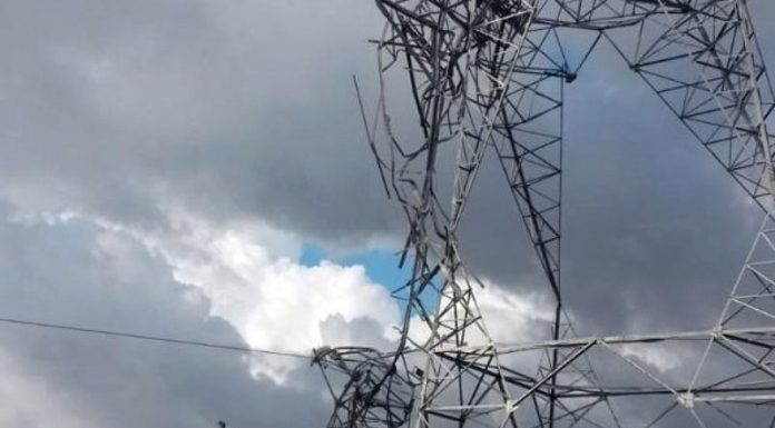 torre de transmissão de energia tombada e retorcida - Defesa Civil confirma passagem de tornado em Campos Novos