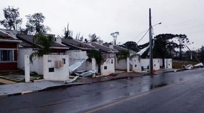casas com danos e peçaos de materiais espalhados - Equipes trabalham para retomada da normalidade em região de SC atingida por tornado