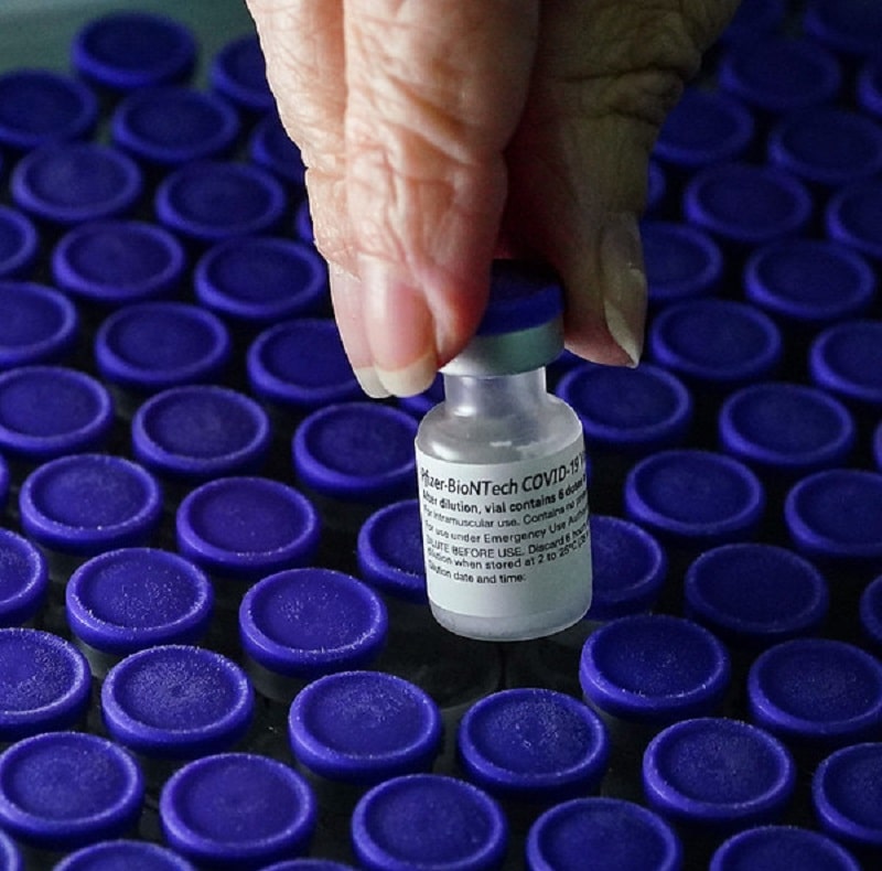mão feminina segura ampola de vacina sobre lote - vacinaçãona educação em sc é ampliada
