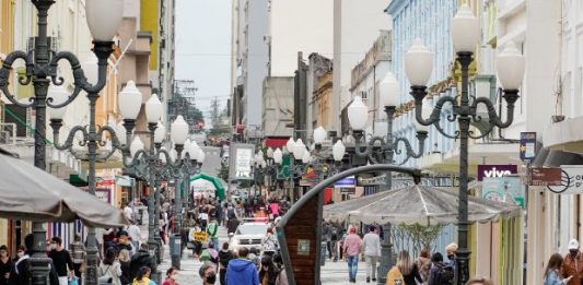 Governo de SC prorroga por 15 dias decreto com medidas contra a Covid-19 pessoas de máscara andando pelo contro de florianópolis